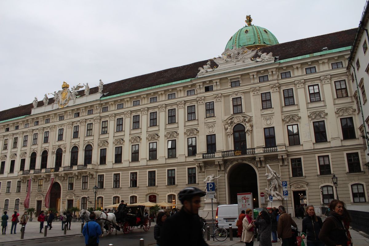 @Hofburg

ホーフブルク宮殿は13世紀に建てられたとされている歴史...