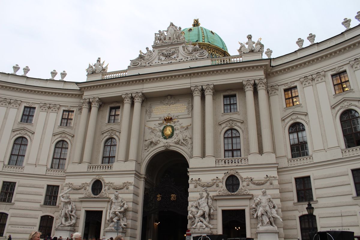 @Hofburg

ホーフブルク宮殿は13世紀に建てられたとされている歴史...