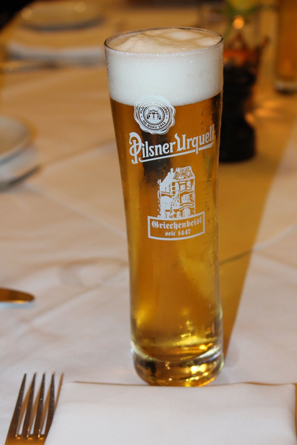 外は雨なので、お店に入ってビール🍺