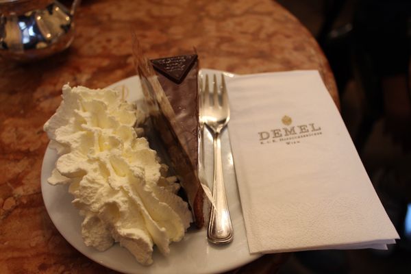 オーストリア・ウィーン「2015：ESMO@Vienna」の写真：@DEMEL

ウィーンのスイーツと言え...