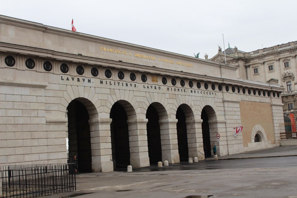 @Outer Castle Gate

ホープブルク王宮に向かう道に大きな...