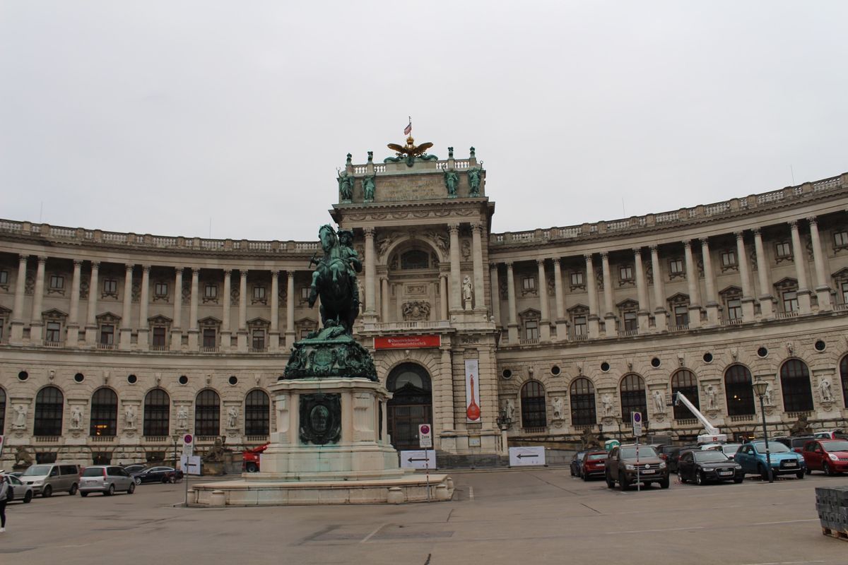 @Hofburg

ホーフブルク宮殿は13世紀に建てられたとされている歴史...