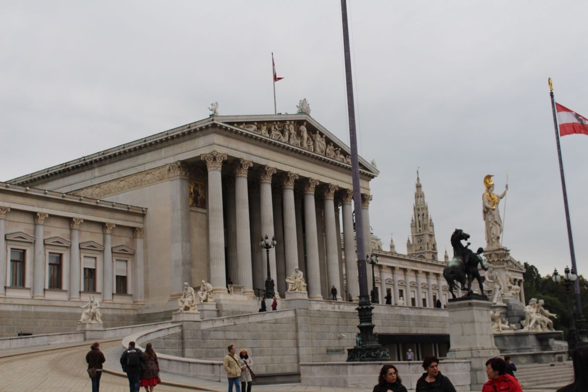 @Osterreichisches Parlament

散歩中、何気にカ...