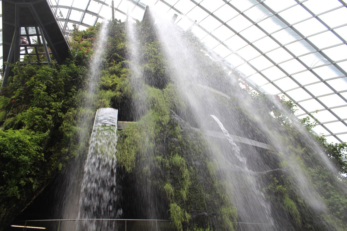 @Gardens by the Bay③

高さ35mの人工滝があり、クラ...