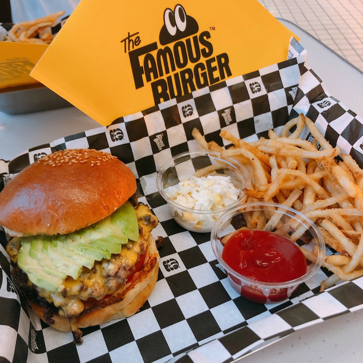 📍上水、弘大周辺
初日は、日本人の友達と会って、カフェなど！
白黒のカフェ...