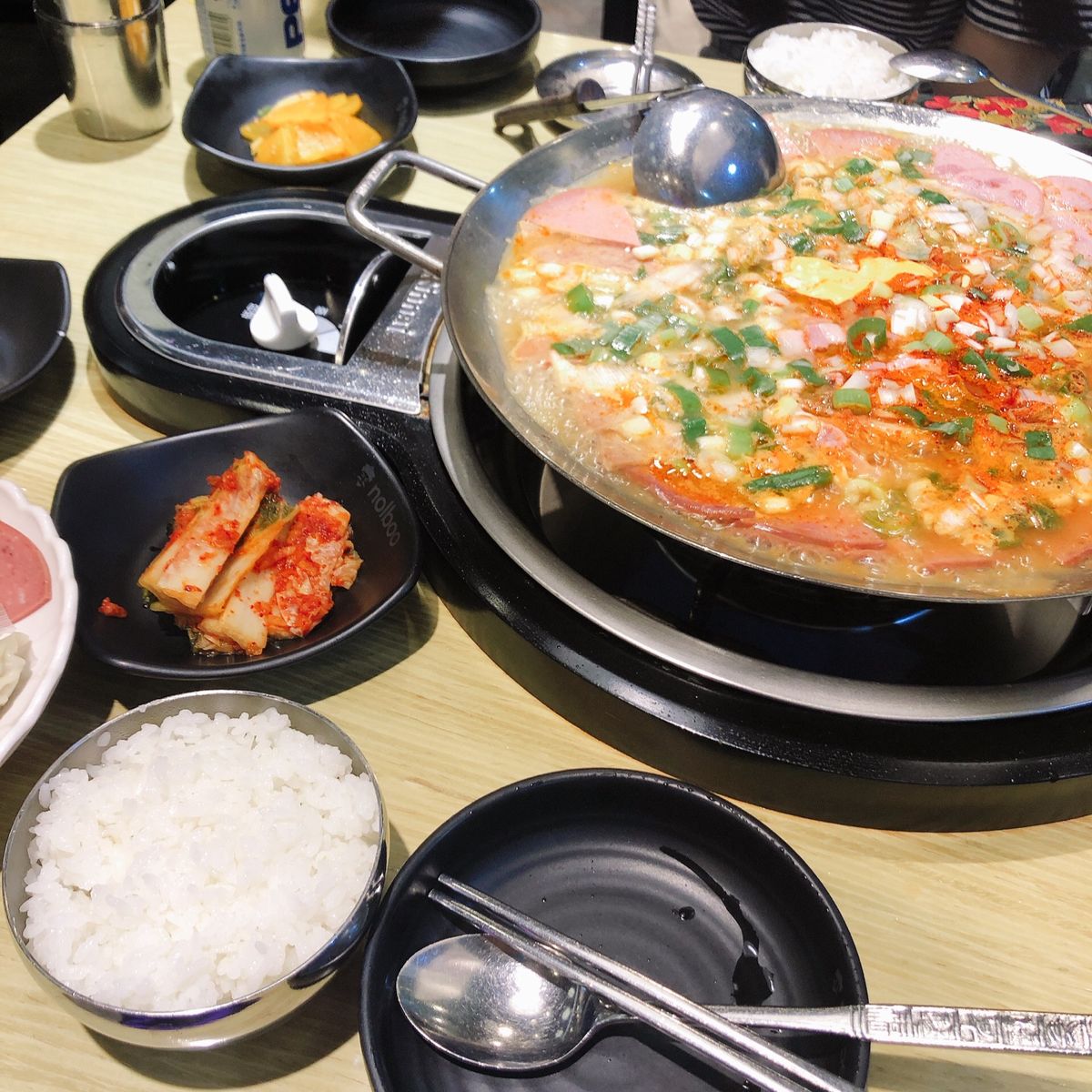 📍弘大、建大周辺

友達に連れてってもらったカフェがアメリカンで本当に可愛...