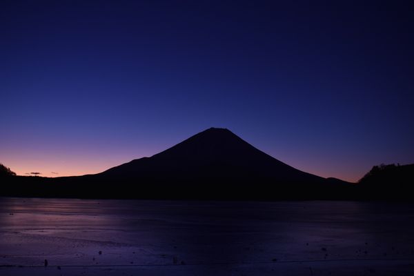 日本・白糸の滝「夜明けの富士」の写真