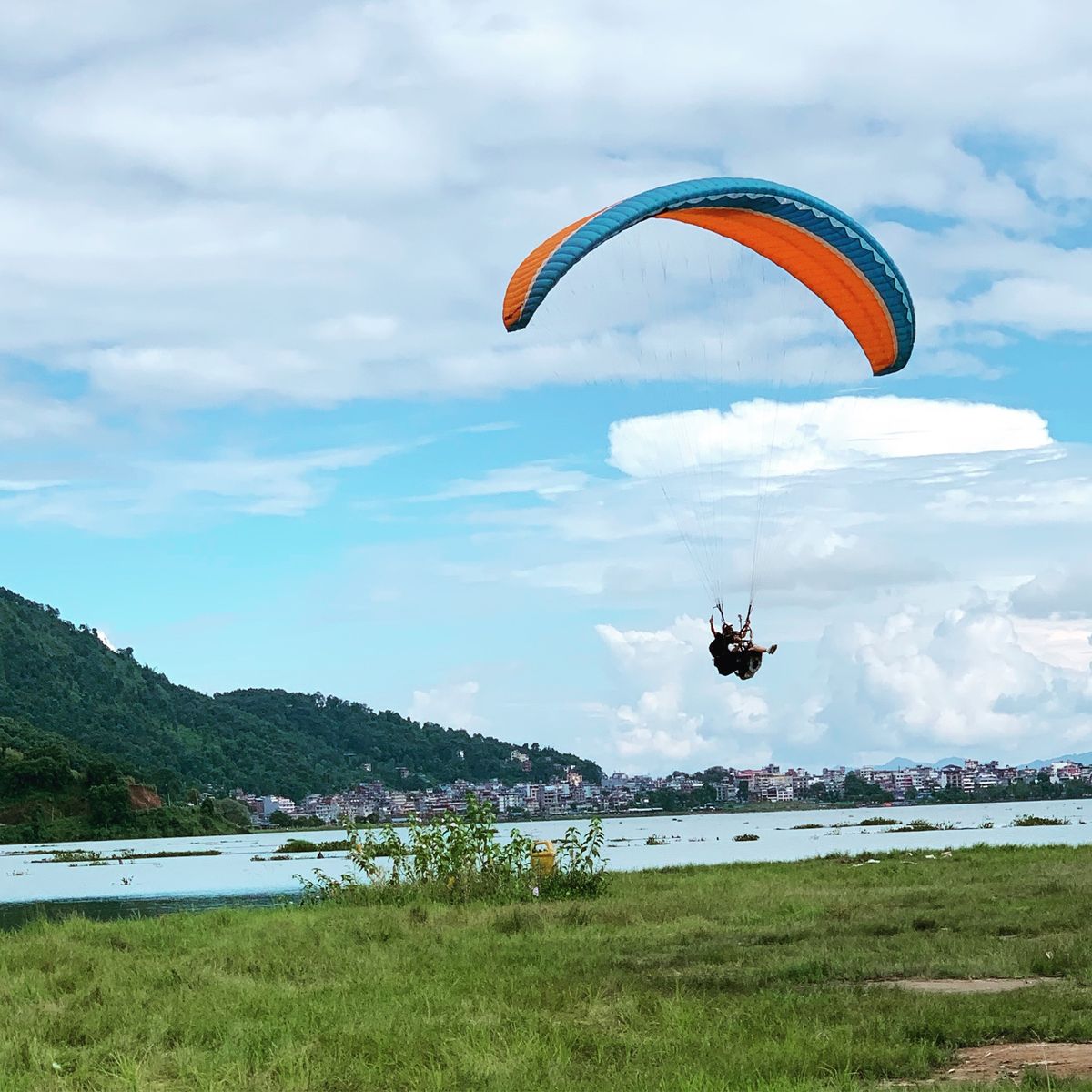 ポカラでパラグライディング