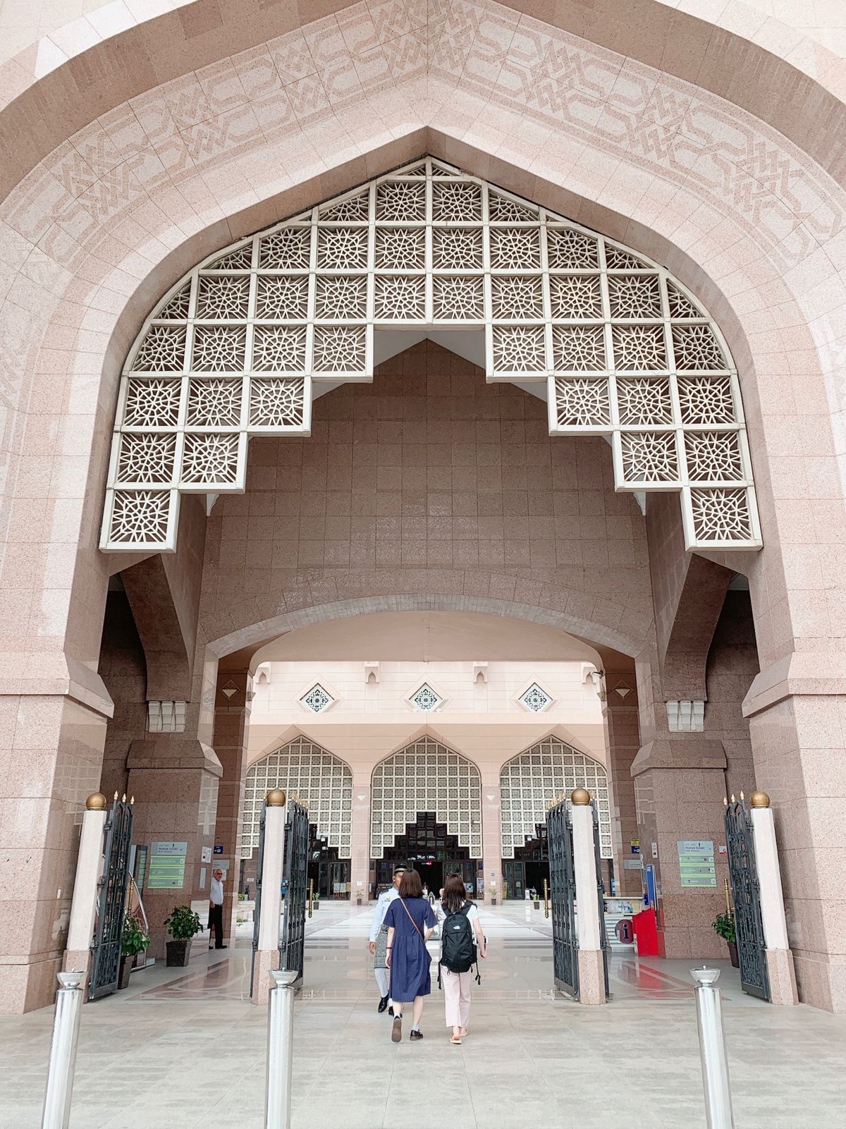 ピンクモスク！
礼拝の時間に被ってしまって中に入れず、天気は悪くてピンクモ...