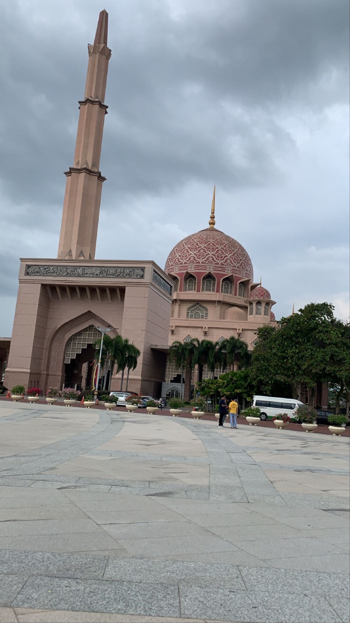 ピンクモスク！
礼拝の時間に被ってしまって中に入れず、天気は悪くてピンクモ...