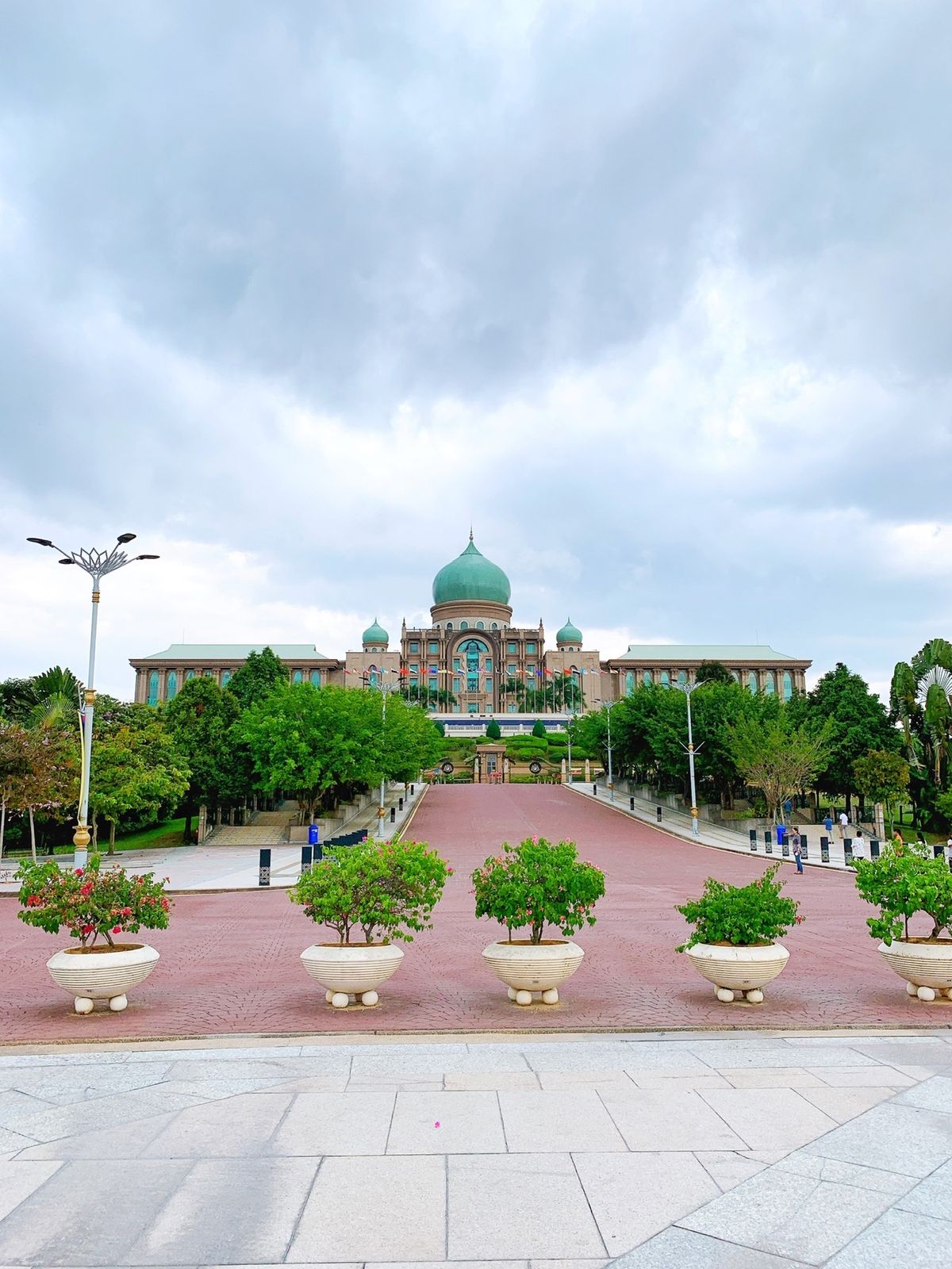 ピンクモスク！
礼拝の時間に被ってしまって中に入れず、天気は悪くてピンクモ...