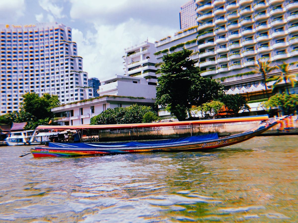 ボートに乗って寺院に行った。
初めて虫を食べた。