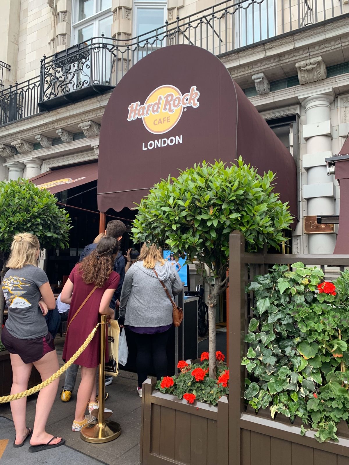 ロンドンのハードロックカフェ
１号店らしい
MVが流れてるんだけど歌ってい...