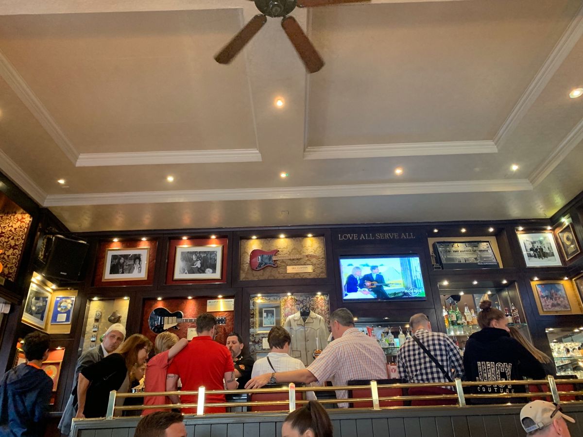 ロンドンのハードロックカフェ
１号店らしい
MVが流れてるんだけど歌ってい...