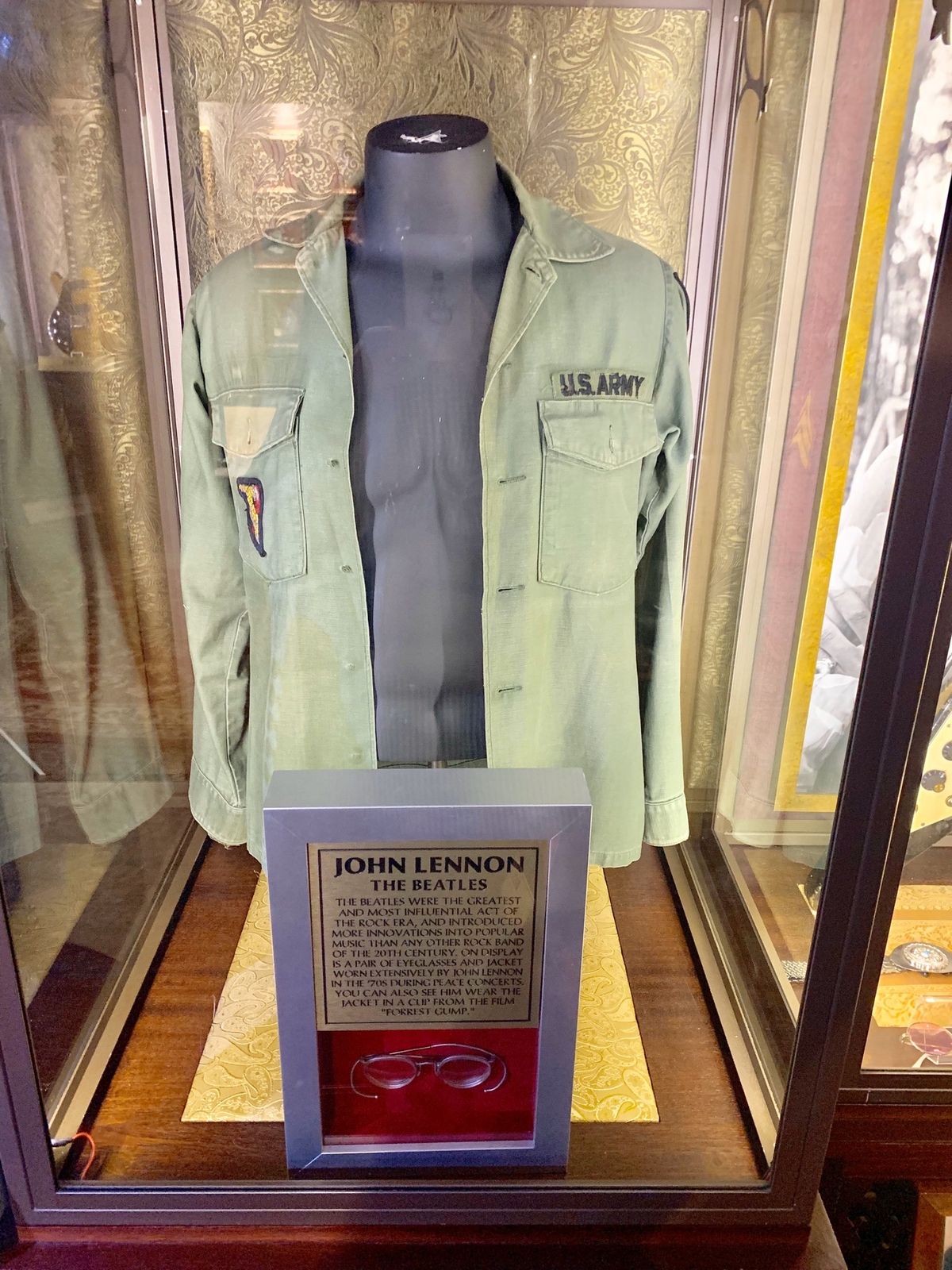 ハードロックカフェの隣のロックショップ

地下の展示室に店員さんに案内してもらう