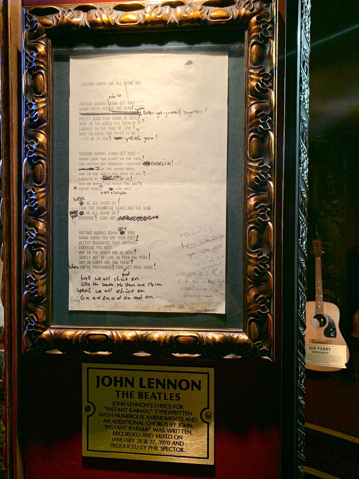 ハードロックカフェの隣のロックショップ

地下の展示室に店員さんに案内してもらう