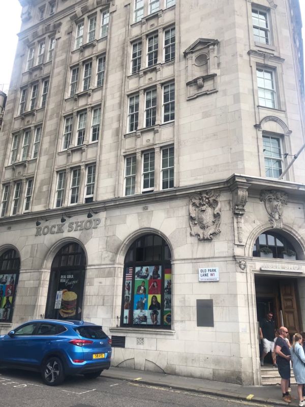 イギリス(英国)・London「イギリス旅行」の写真:ハードロックカフェの隣のロックショップ
...