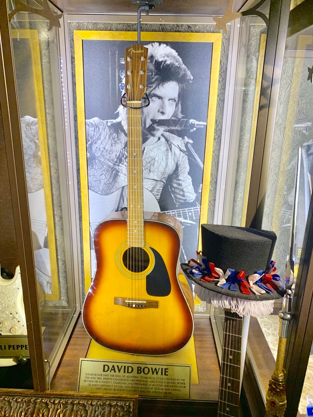 ハードロックカフェの隣のロックショップ

地下の展示室に店員さんに案内してもらう