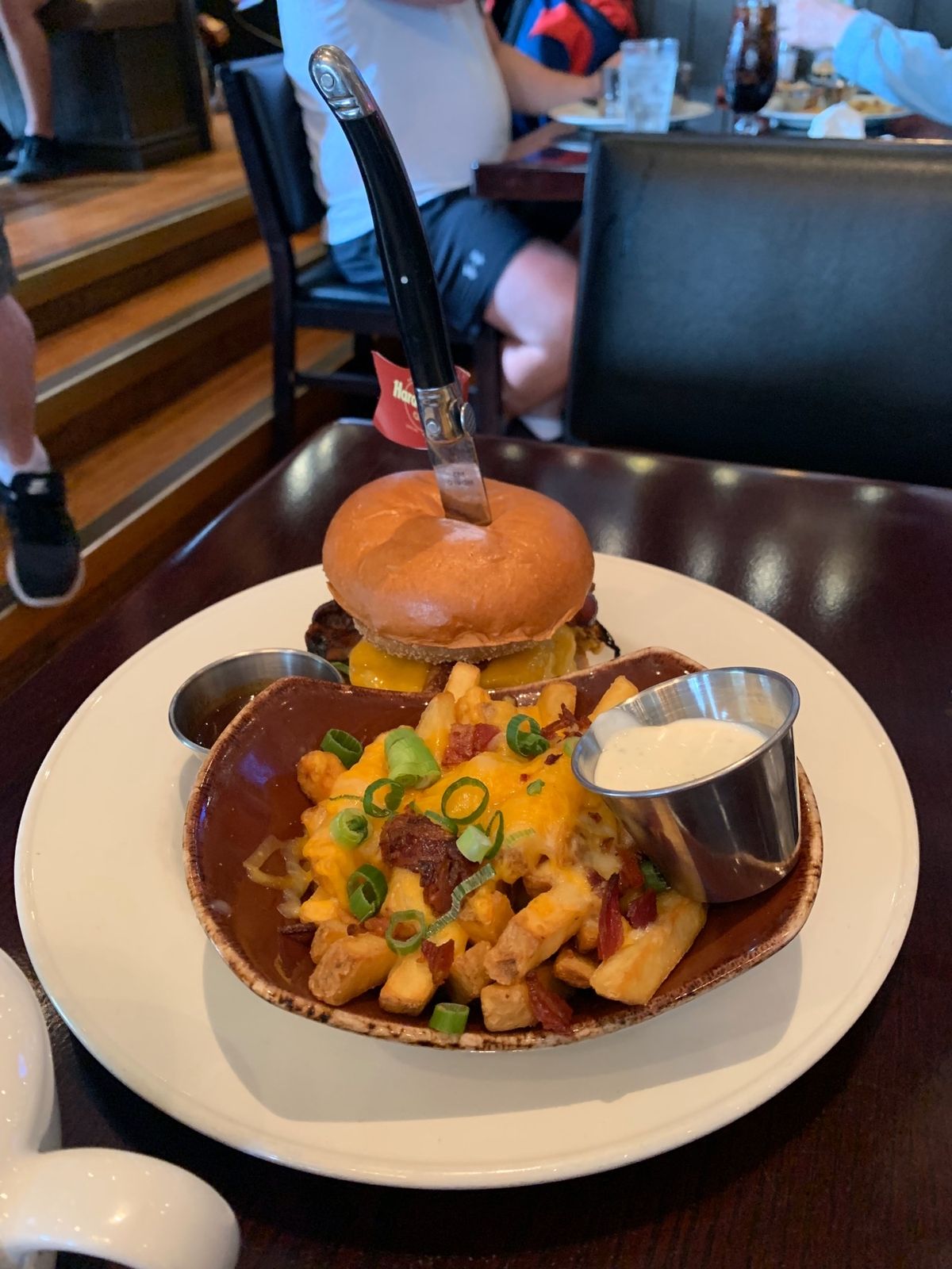 ロンドンのハードロックカフェ
１号店らしい
MVが流れてるんだけど歌ってい...