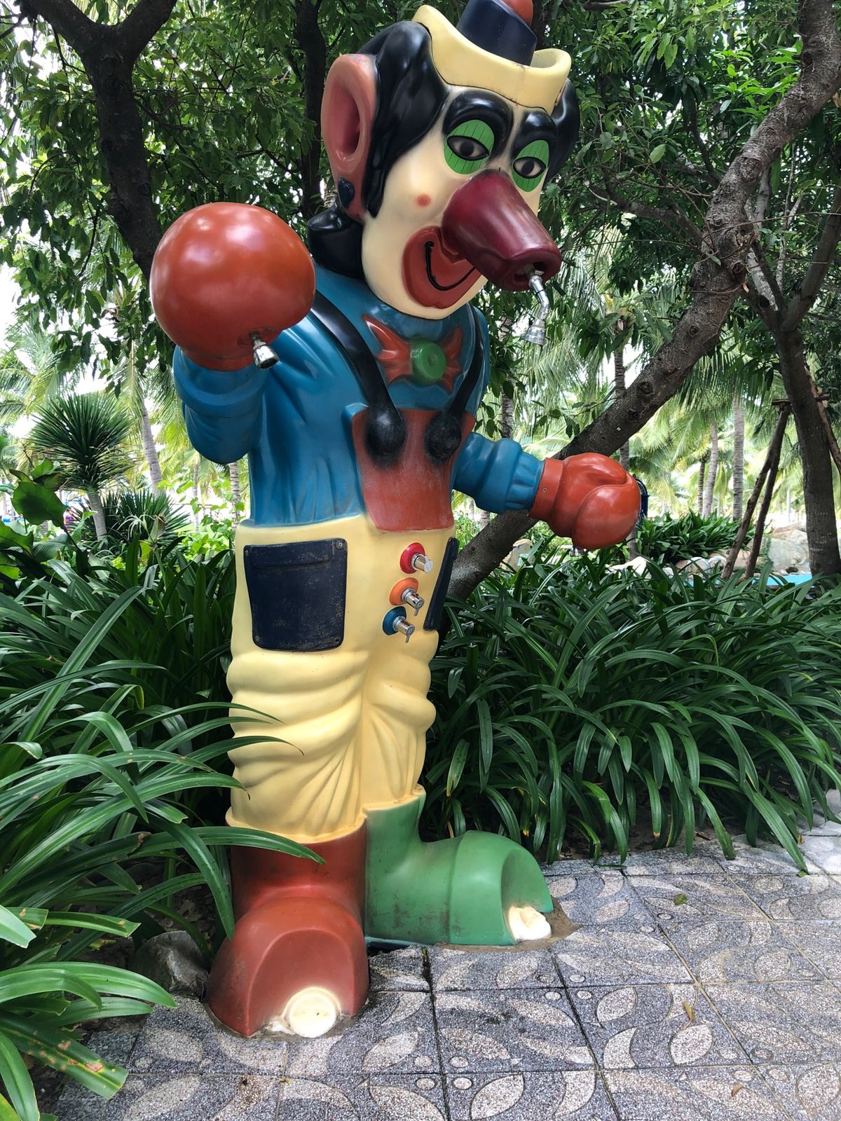 2日目はとってもユニークな遊園地「ヴィンパールランド」に行った。ちょっと不...