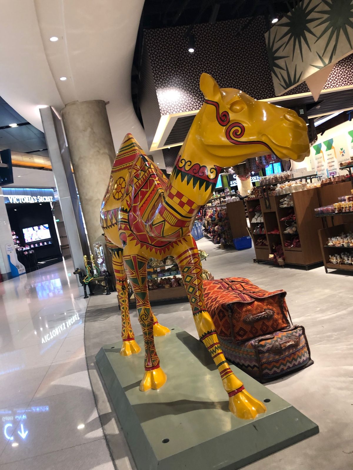 オマーン空港()でトランジット。きっと高校生の私は、この先の人生の中でオマ...