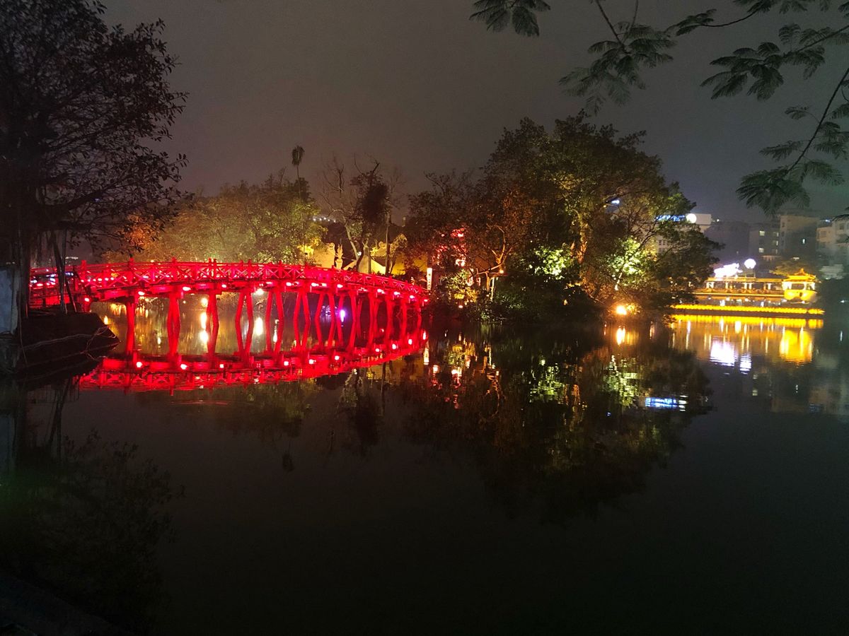 陶芸をした。うまく見本みたいに作らずに個性を出そうとしたら、おばちゃんに叩...