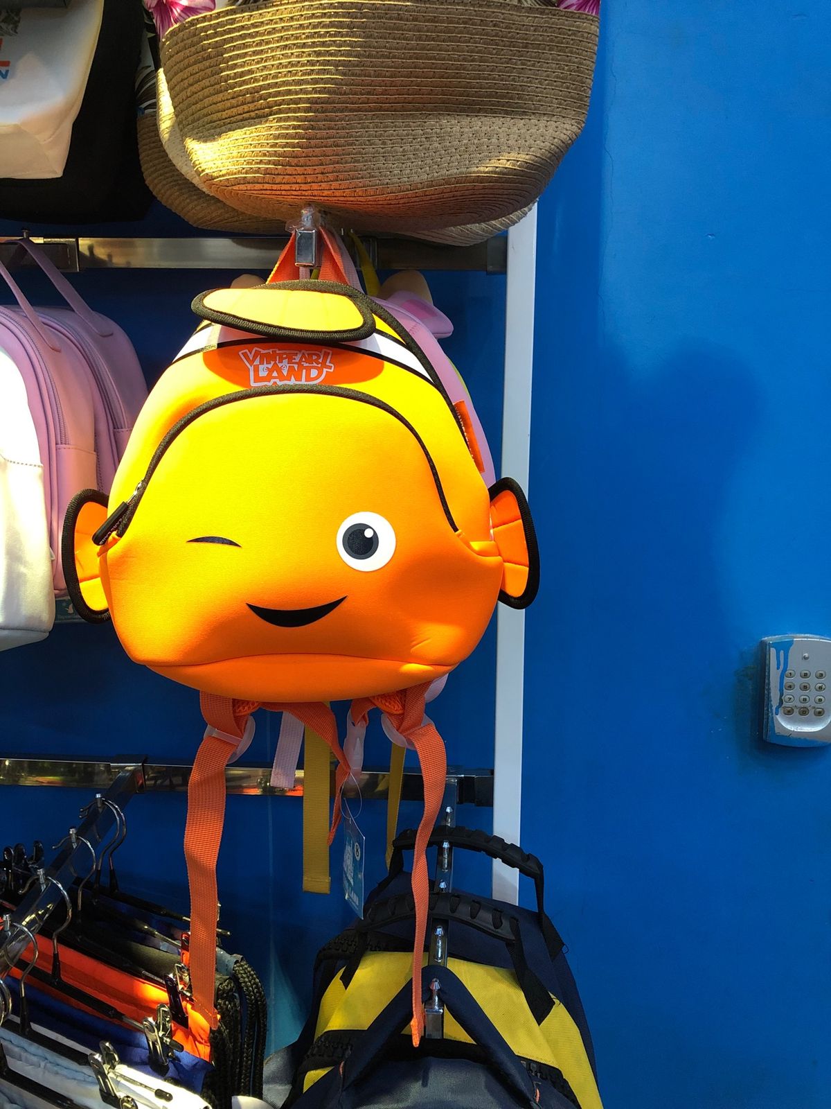 ヴィンパールフーコックで遊んだ。たくさん乗り物もあったし、水族館もあった。...