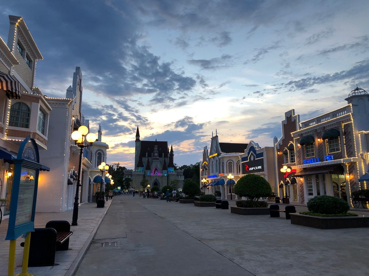 ヴィンパールフーコックで遊んだ。たくさん乗り物もあったし、水族館もあった。...