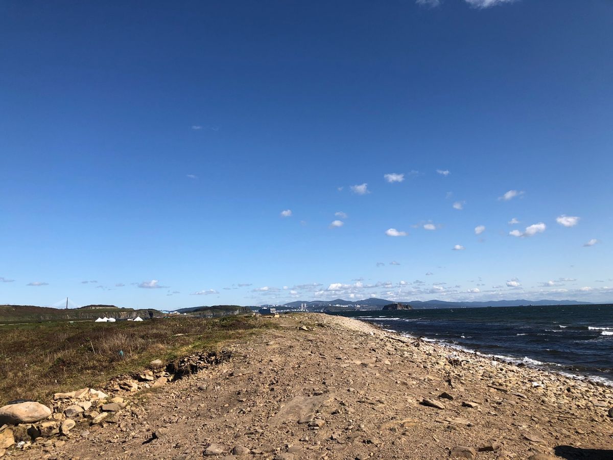 テントに泊まった。まさかの野外泊。思ったよりも寒かったので焚き火でなんとか...