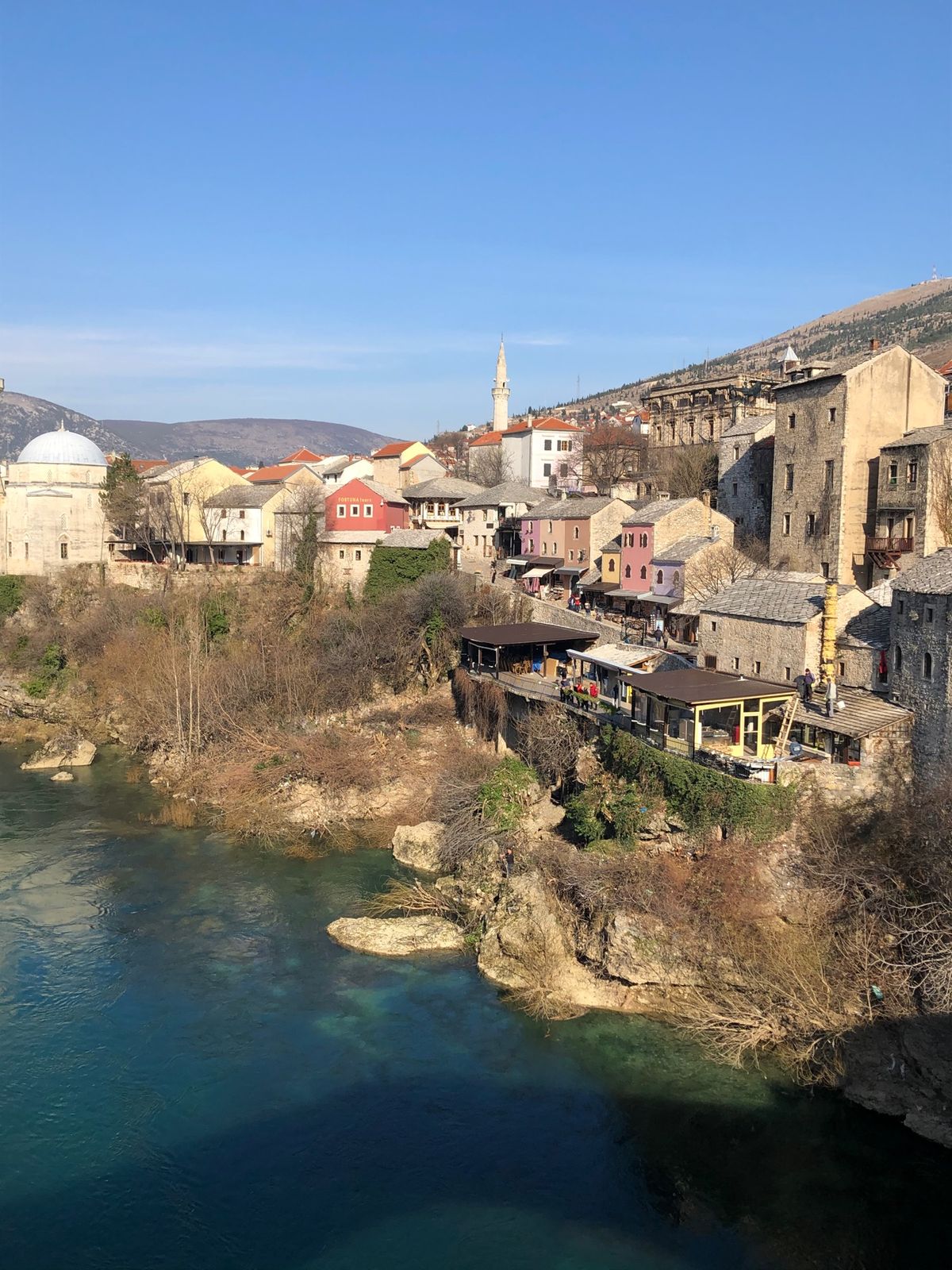 モスタルはサラエボの排気ガスで曇った空気とは打って変わって、爽やかで暖かい...