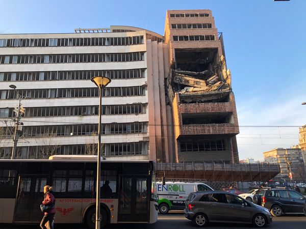 セルビア・ベオグラード「Beograd」の写真：空爆の後は生々しく残っていた。周りの道路...