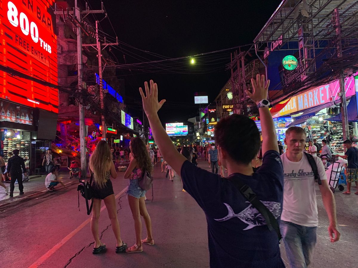 プーケットでの観光
動物園とは比べものにならない近さのゾウ！(トラとも戯れ...