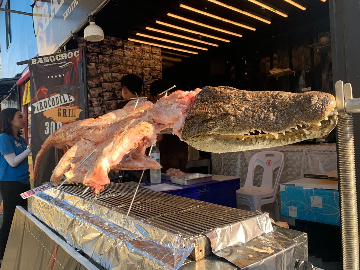 市場のワニ、屋台のマンゴーシェイク
味はふつー笑記念には最高

夜のプーケ...