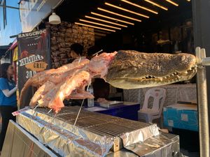 市場のワニ、屋台のマンゴーシェイク
味はふつー笑記念には最高

夜のプーケ...
