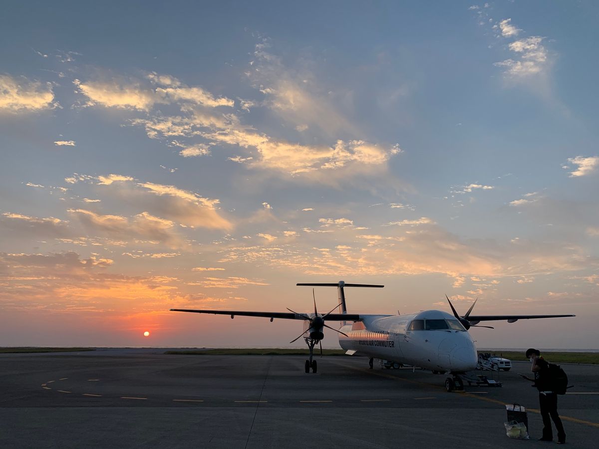 到着日は台風10号が去ったすぐ後、空港では最高の夕陽でした。
滞在中も海況...