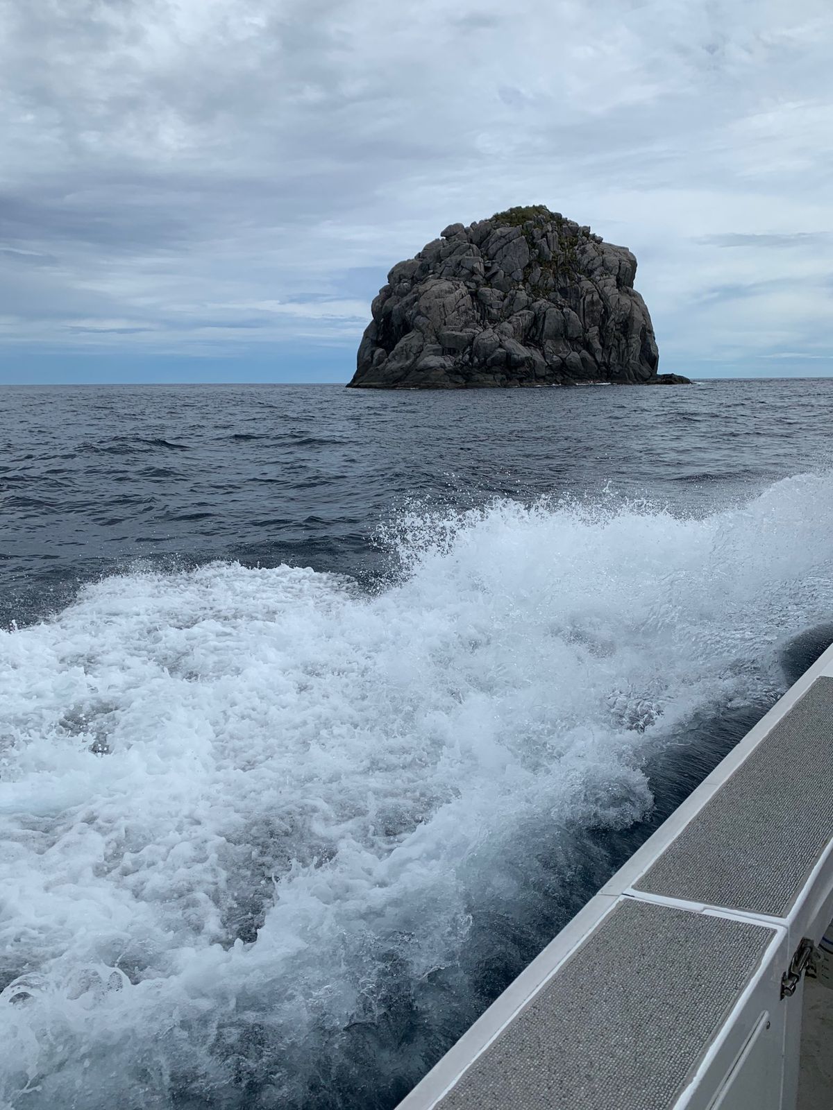 到着日は台風10号が去ったすぐ後、空港では最高の夕陽でした。
滞在中も海況...