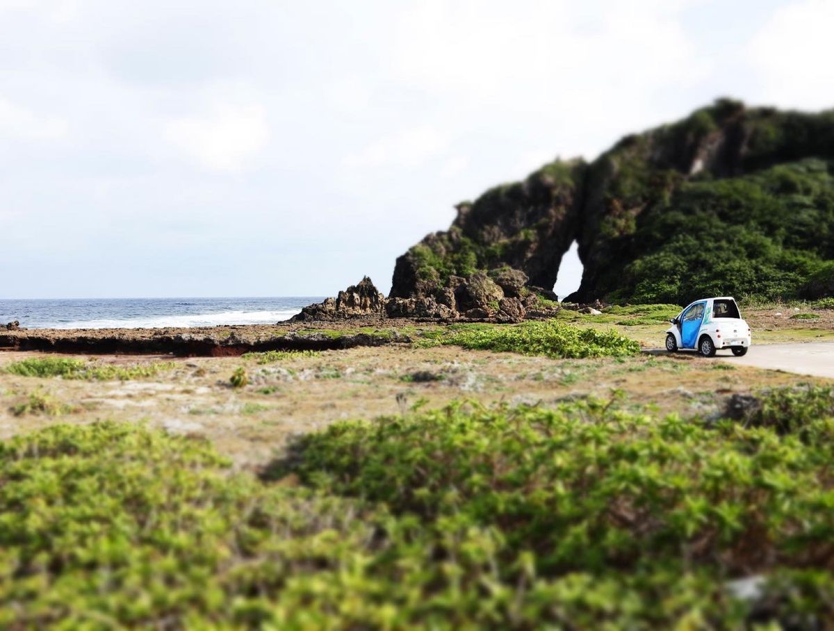久米島では1人乗り電気自動車のコムズを借りて観光しました！
3時間あれば名...