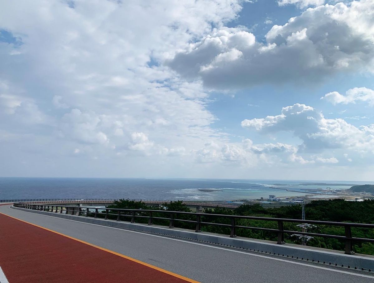 久米島では1人乗り電気自動車のコムズを借りて観光しました！
3時間あれば名...