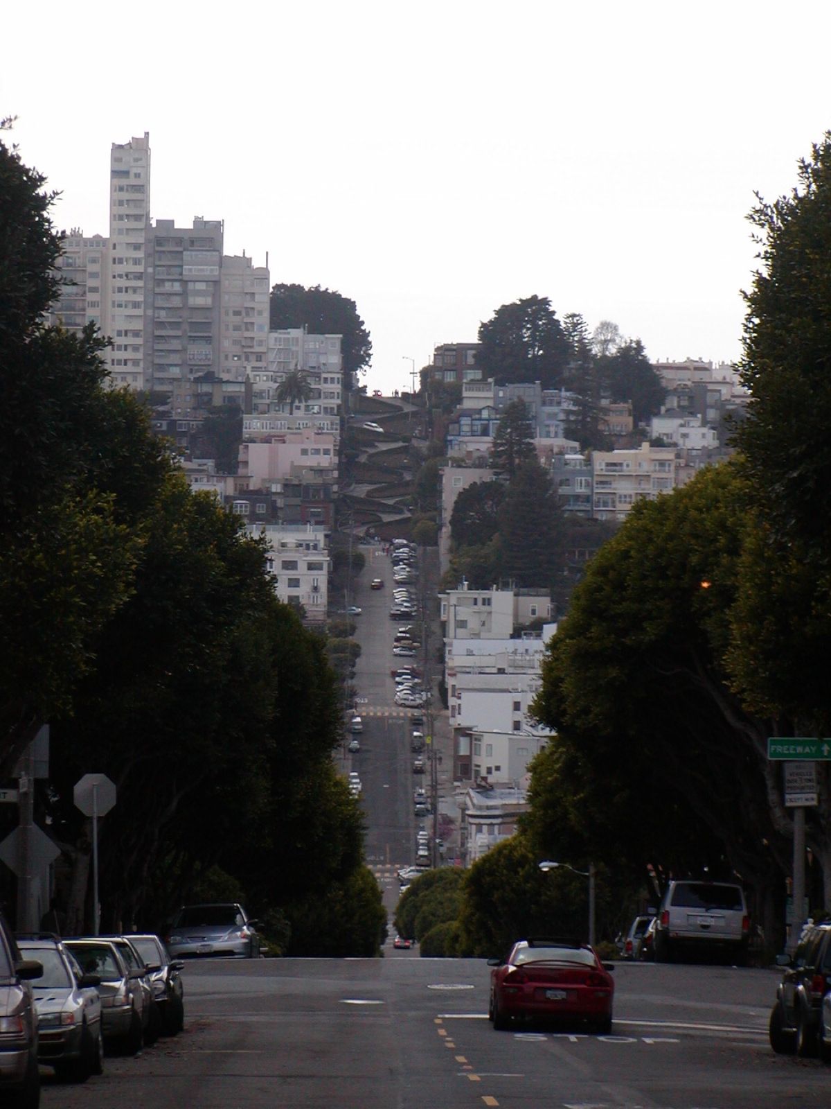 次に目指すはLombard Street。Coit Towerから徒歩で移...