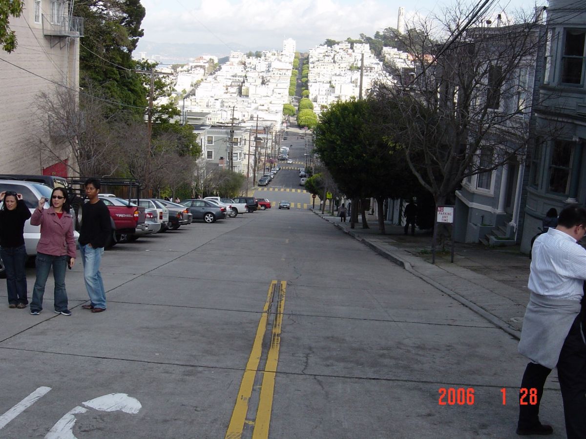 次に目指すはLombard Street。Coit Towerから徒歩で移...