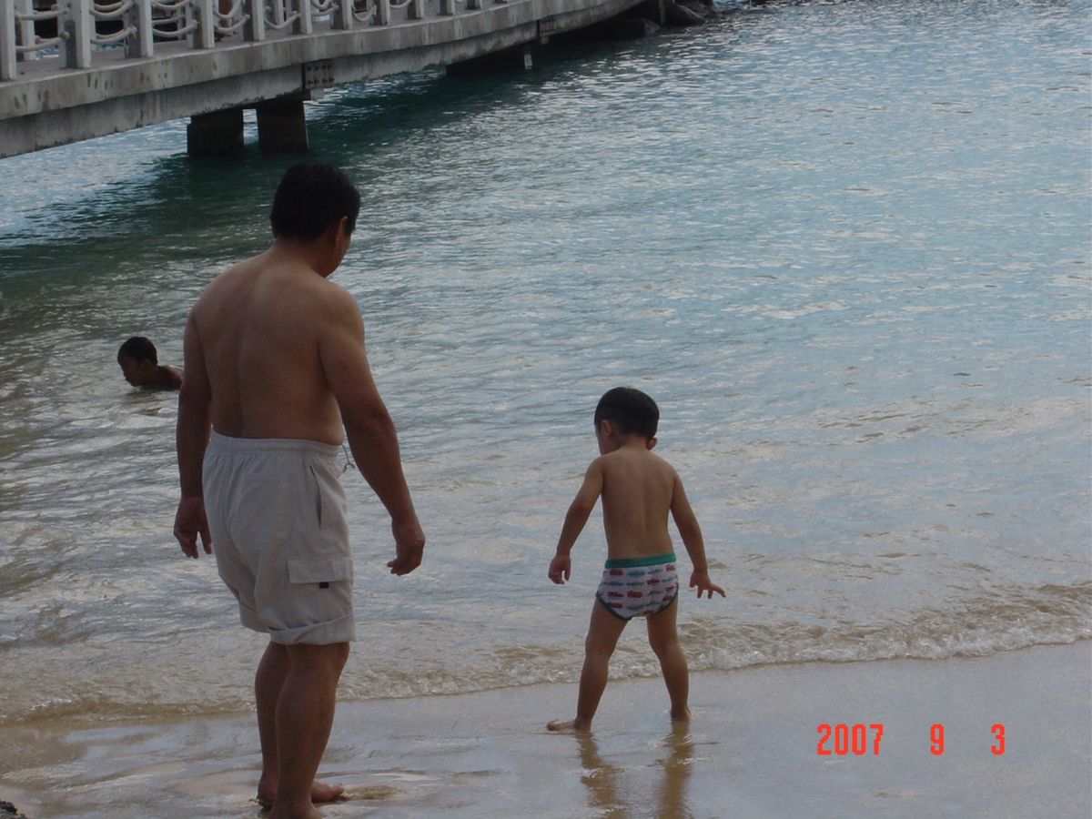 @Waikiki Beach🏖
義父と砂遊びの長男/長女😊