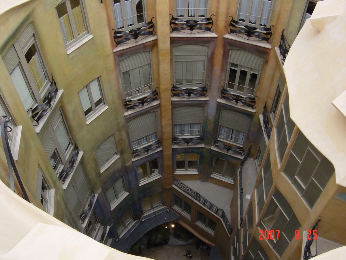 @Casa Mila
Casa Batlloから徒歩数分。今も入居者がいる...