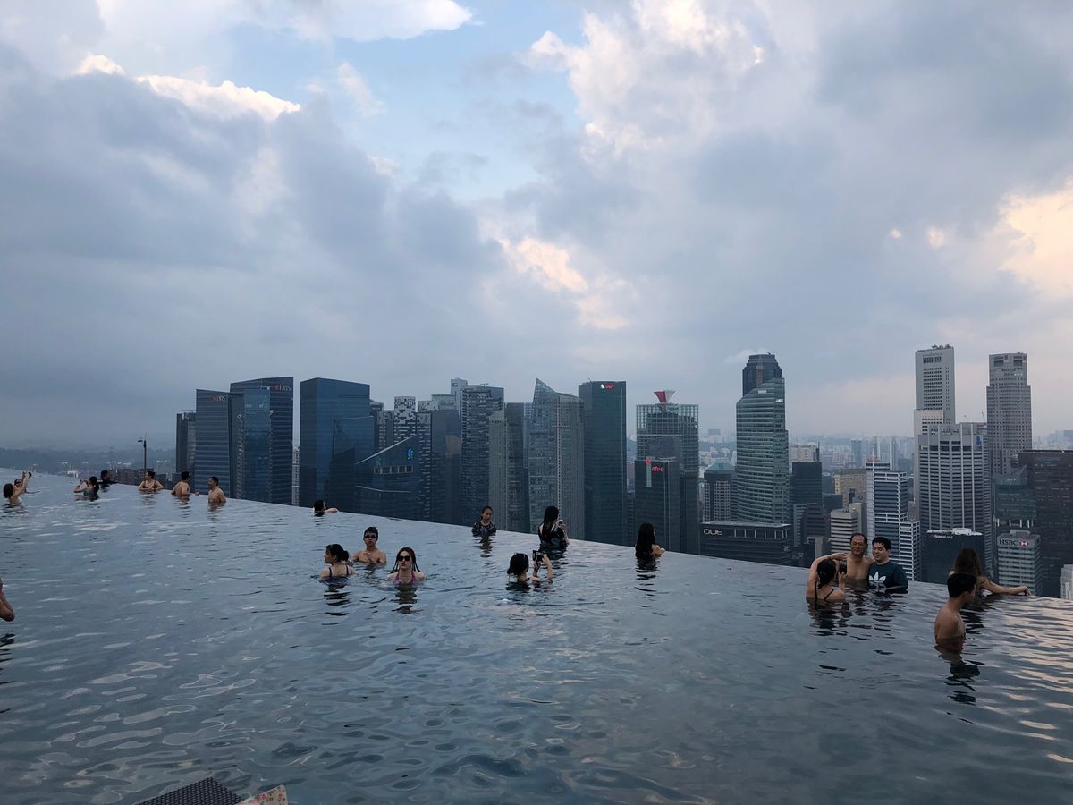 マリーナベイサンズ
インフィニティプール〜朝〜

ちなみに8月でも朝のプー...