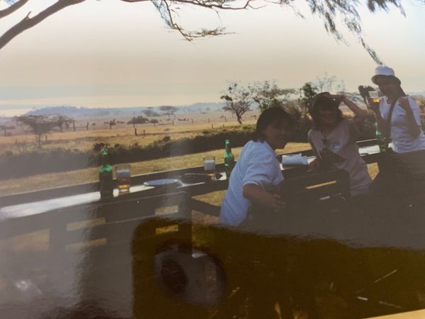 ケニア・ナイロビ「アフリカへ」の写真：宿に着いて庭でお疲れさまのビール🍻。
宿...