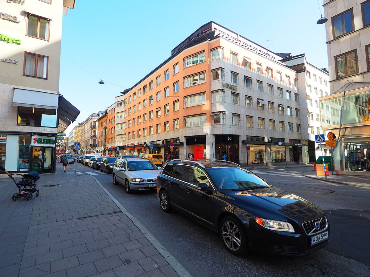 ストックホルムの街歩き
沈みゆく夕日はもちろん、行き交うボルボや歴史あるビ...