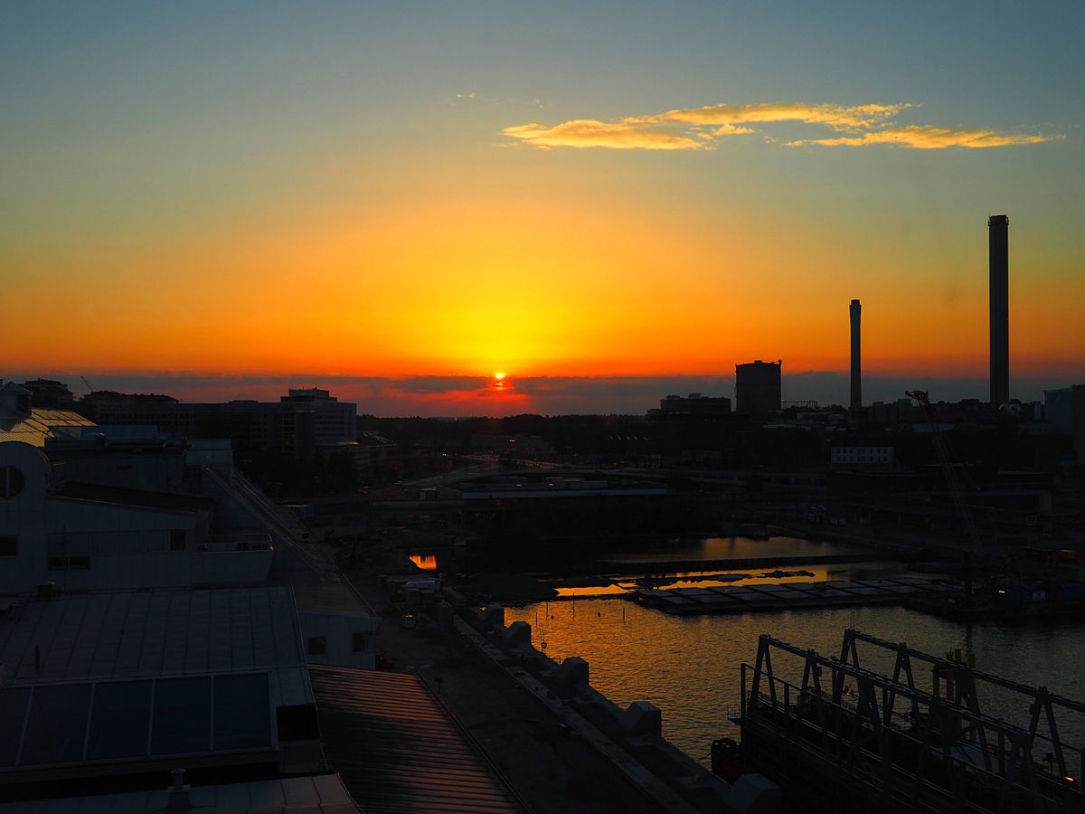 ストックホルムの街歩き
沈みゆく夕日はもちろん、行き交うボルボや歴史あるビ...