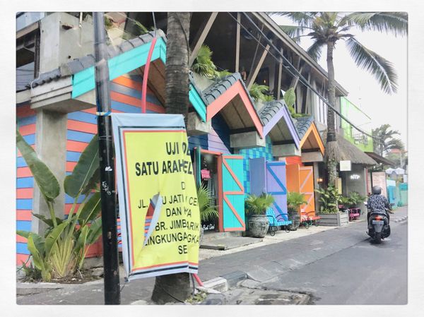 インドネシア・バリ「バリ」の写真：クタの海沿い　カラフルなお店たち💒🏛