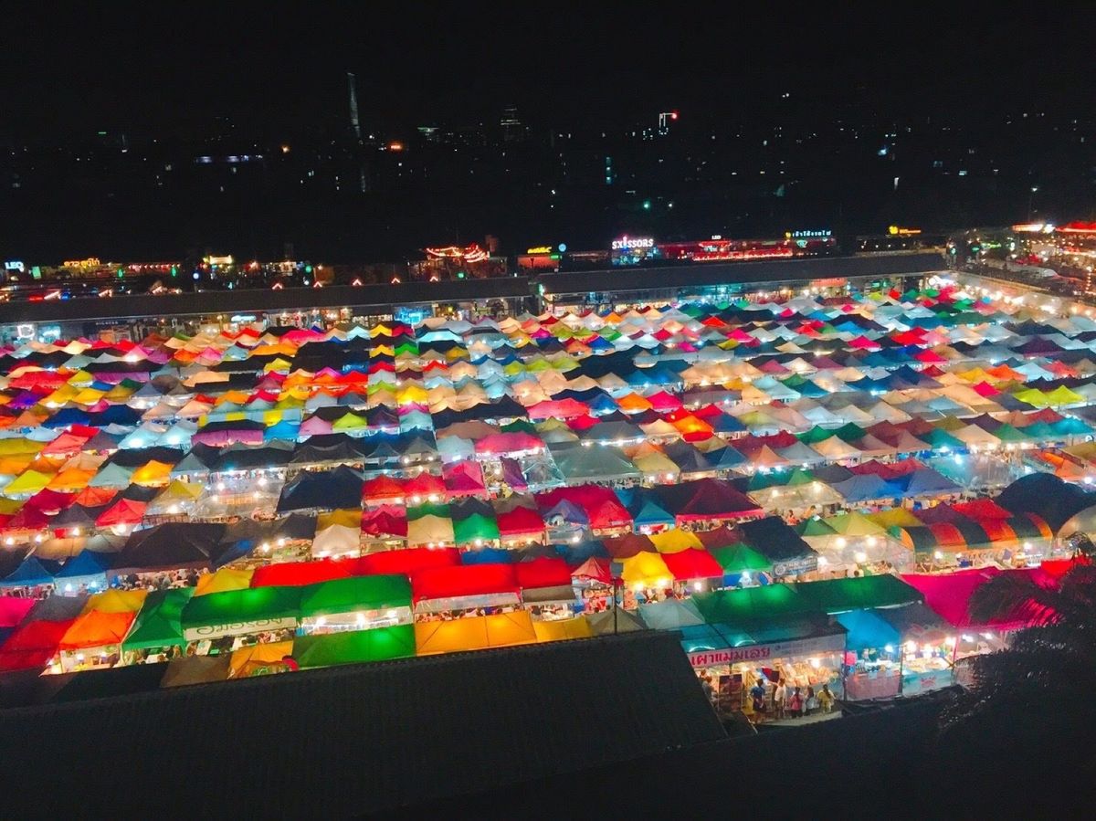 ラチャダー鉄道市場の夜景🎪
「まだ見ちゃダメだよ」って言いながら登って、み...