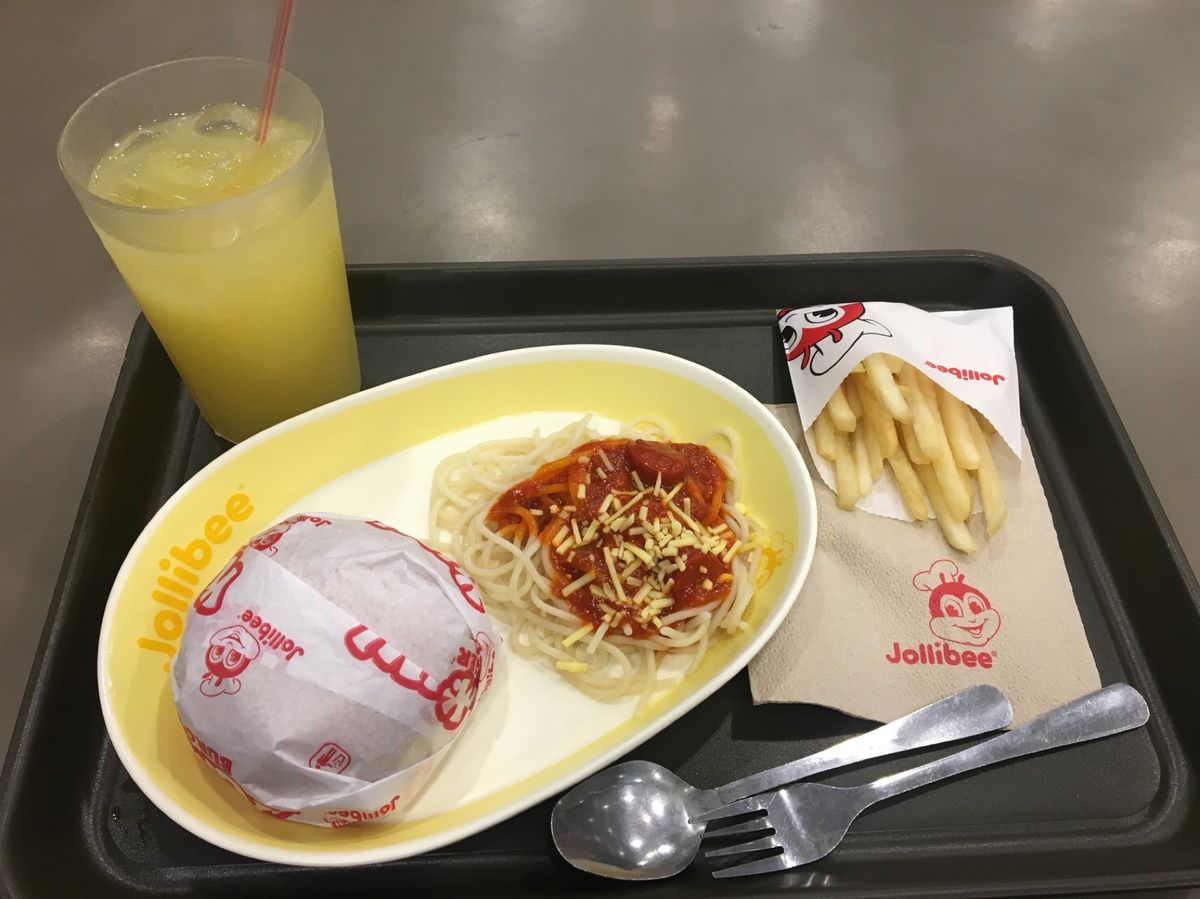 現地のファストフード「ジョリビ」
スパゲティの味は正直微妙。。。