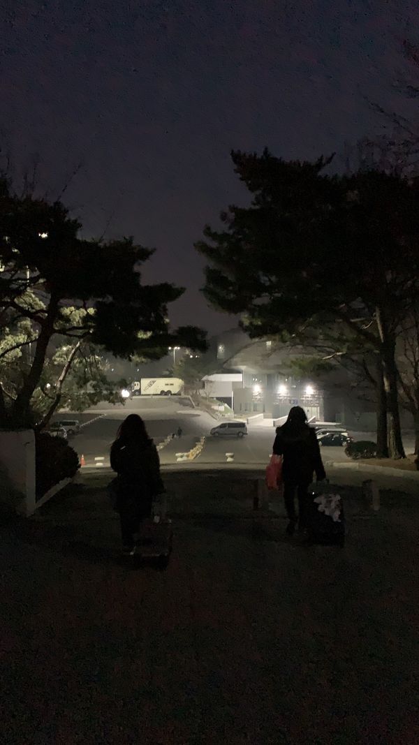 大韓民国 (韓国)・ソウル「SuperShow7S」の写真：始発で会場へ向かい夜明け前からグッズ列に並ぶ